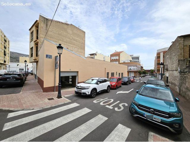 Se vende casa en casco antiguo de Oropesa, detrás del ayuntamiento. Casa con fachada a 3 calles