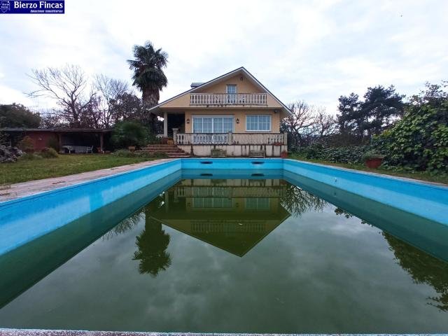CASA EN CARRACEDELO CON AMPLIO TERRENO