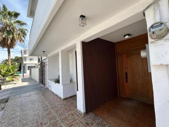 SE VENDE CASA EN EL CENTRO