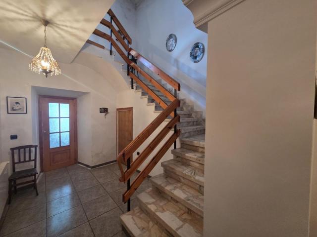 SE VENDE CASA EN EL CENTRO DE VALDERAS, DOS PLANTAS, 4 HAB BODEGA, COCHERA Y PATIO