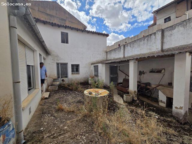 SE VENDE CASA EN EL CENTRO DE VALDERAS, DOS PLANTAS, 4 HAB BODEGA, COCHERA Y PATIO