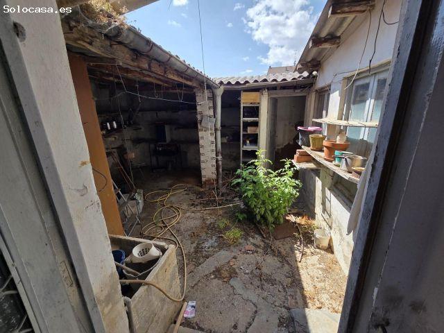 SE VENDE CASA EN EL CENTRO DE VALENCIA DE DON JUAN LEÓN, DOS PLANTAS, PEQUEÑO PATIO. NECESITA REF