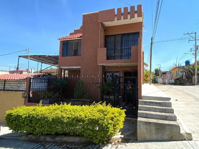Se VENDE casa en esquina con excedente de terreno en Fraccionamiento Buena Vista