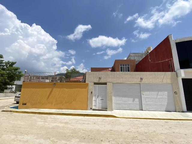 Se VENDE casa en esquina con 420 m2 de terreno en Fraccionamiento EL Diamante