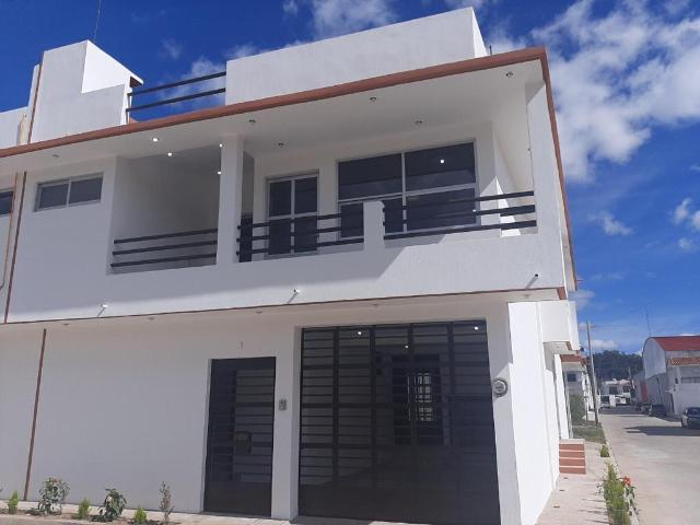 SE VENDE CASA en ESQUINA Fracc. el Barro, en San Crist?bal de las Casas