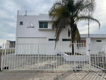 SE VENDE CASA EN FRACCIONAMIENTO TRES REYES EN EL LAGO DE CAJITITLAN