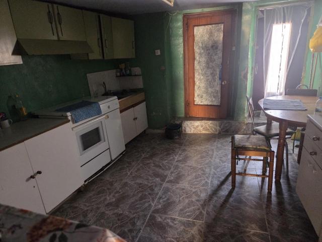 SE VENDE CASA EN GORDONCILLO DE DOS PLANTAS, PARA REFORMAR, 104 M2 CONSTRUIDOS, 4 HABITACIONES, BAÑO, PATIO 15 M2
