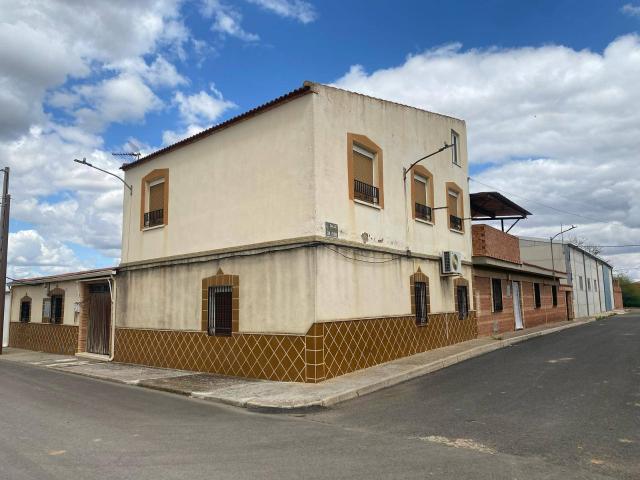 SE VENDE CASA EN LA ZONA DE CALZADA DE CALATRAVA