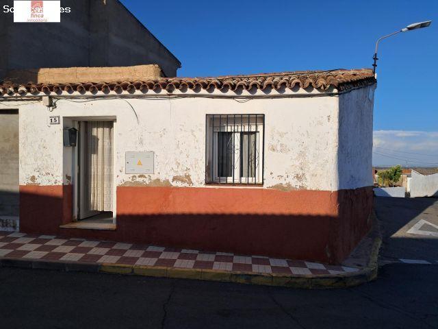 SE VENDE CASA EN LOBON, REFORMADA, ESPACIOS ABIERTOS, LUMINOSA, DE ESQUINA