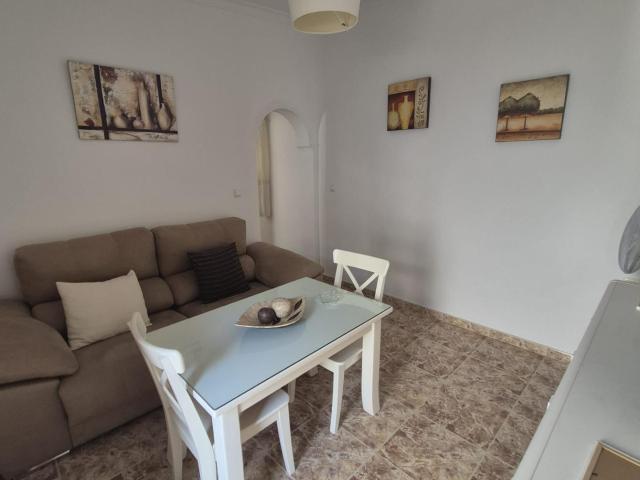 SE VENDE CASA EN PATIO DE VECINOS EN ZONA BARRIO BAJO