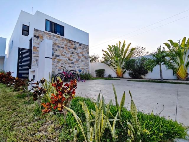 SE VENDE CASA EN PRIVADA EN CONKAL CON RECÁMARA EN PLATA BAJA Y PANELES SOLARES MÉRIDA YUCATÁN