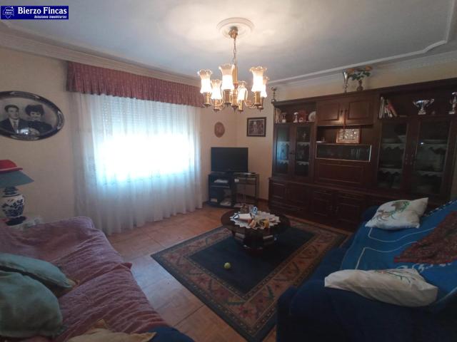 SE VENDE CASA EN TROBAJO DEL CAMINO