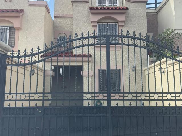 SE VENDE CASA EN URBI MONTECARLO
