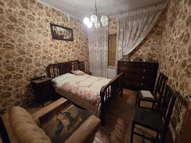 SE VENDE CASA EN VALDERAS, DOS PLANTAS, PATIO, COCHERA Y ALMACENES. NECESITA REFORMAS