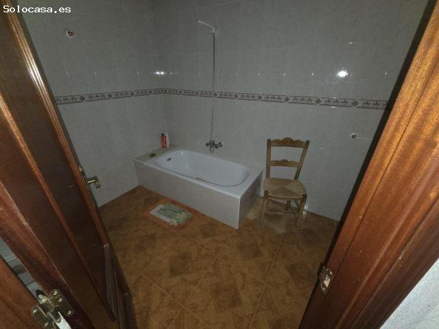 SE VENDE CASA EN VALDERAS, 2 PLANTAS, COCINA, SALÓN, 3 HAB BAÑO, ASEO, PATIO, CALEFACCIÓN