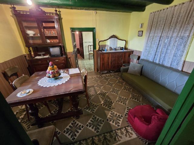 SE VENDE CASA EN VILALBA DE LA LOMA, DOS PLANTAS, COCINA, SALÓN, 4 HAB BAÑO, PANERA Y PATIO