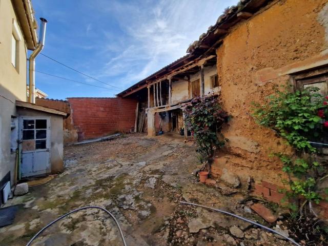 SE VENDE CASA EN VILLACALBIEL, 2 PLANTAS, PATIO 60 M2, CALEFACCIÓN, NECESITA REFORMAS