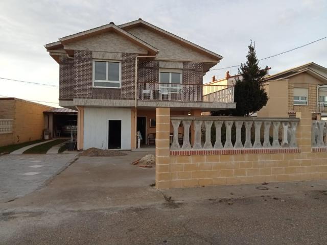 SE VENDE CASA EN VILLALOBAR, 2 PLANTAS, VIVIENDA EN PRIMERA PLANTA, PARCELA 400 M2, GARAJE 40 M2