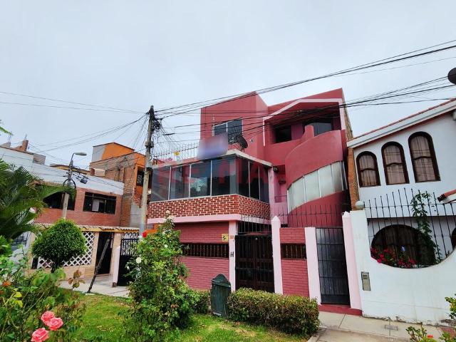 Se Vende Casa Fte A Parque Con Departamento Independiente En San Miguel