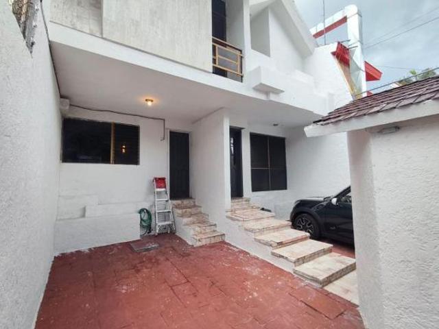 Se vende casa frente a plaza ciudadela