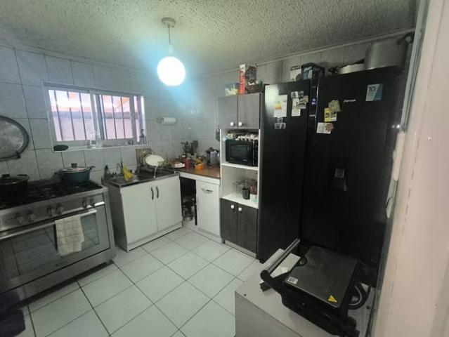 Se vende Casa habitacion 3 dormitorio 1 baño Sala de estar, y bodega, con baño con porton indenpendiente que puede ser Usado para negocio. Sado para | 3 dormitorios por 89900. 00 en Chillán