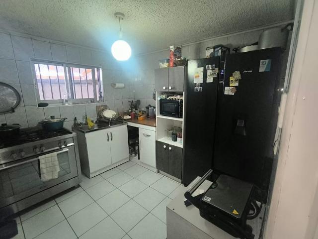 Se vende Casa habitacion 3 dormitorio 1 baño Sala de estar, y bodega, con baño con porton indenpendiente que puede ser Usado para negocio. Sado para | 3 Dormitorios por 99900. 00 en Chillán