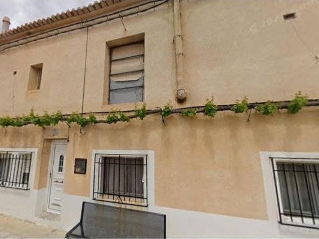 Se vende casa independiente OKUPA en Calle Huertos Cojos 15 de Requena Valencia