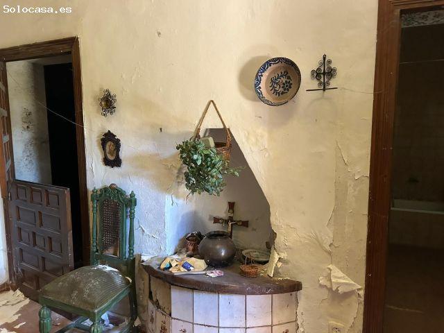 SE VENDE CASA PARA REFORMA ÍNTEGRA CON SALIDA A DOS CALLES, AMPLIO PATIO, 3 DORMITORIOS Y TRES BAÑOS