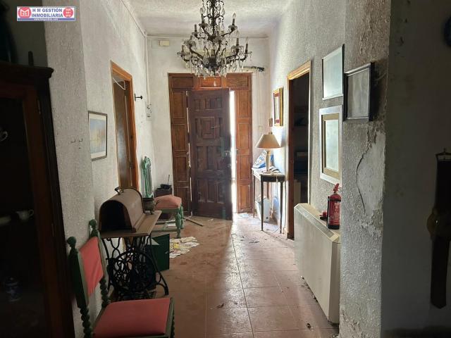 SE VENDE CASA PARA REFORMA ÍNTEGRA CON SALIDA A DOS CALLES, AMPLIO PATIO, 3 DORMITORIOS Y TRES BAÑOS