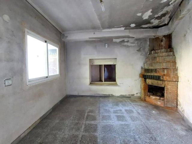 Se vende casa para reformar en Mende