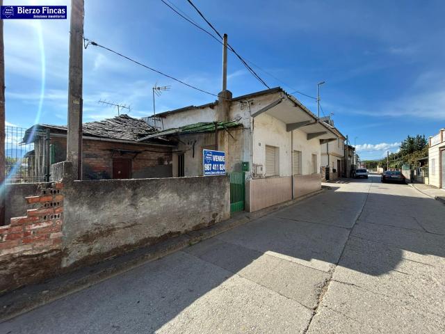 SE VENDE CASA CON PATIO PARA REFORMAR EN PLENO CASCO URBANO DE NARAYOLA