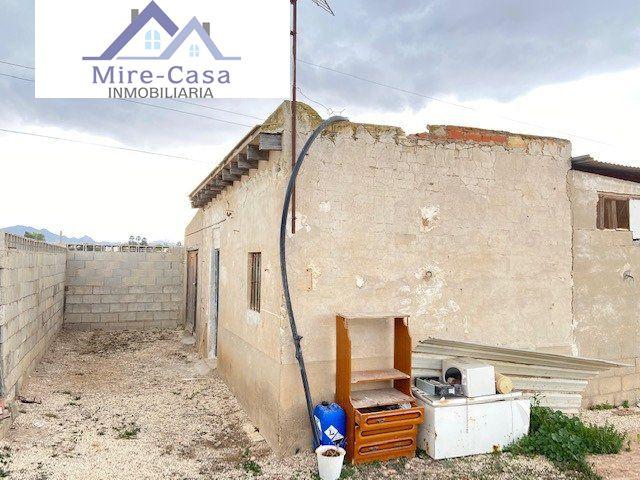SE VENDE CASA PEQUEÑA CON UNA NAVE DE 300 METROS Y OTRA DE 600 METROS