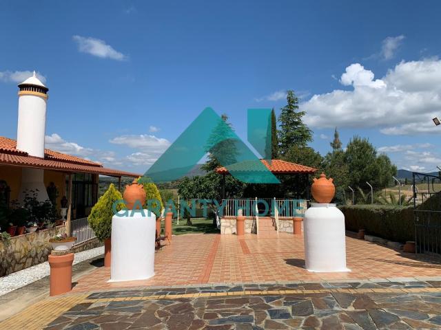 SE VENDE CASA RURAL CON ENCANTO EN ALMOHARÍN – 5 HECTÁREAS DE TERRENO Y PISCINA