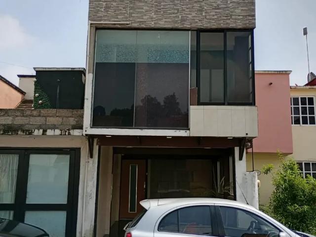 SE VENDE CASA REMODELADA DE 3 NIVELES CON EXCELENTES ACABADOS