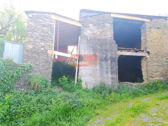 SE VENDE CASA SEMI REFORMADA EN COESES A 12 KMS DE LUGO