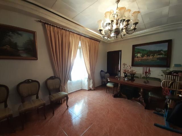 Se vende casa semicéntrica de 410 m2 en Villarrobledo