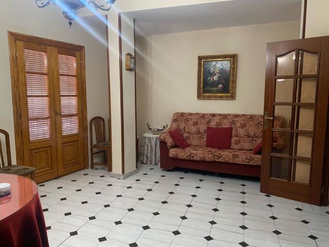 Se vende casa semicéntrica en buen estado
