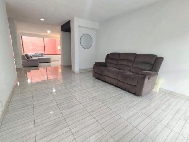 Se vende casa sobre av moctezuma, cerca de Av. Patria