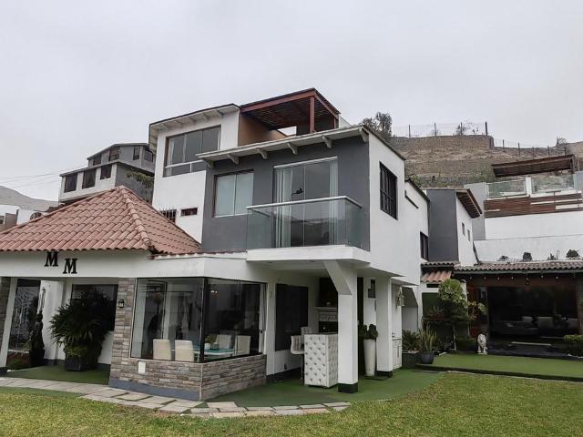 SE VENDE CASA TRES PISOS EN SOL DE LA MOLINA LA MOLINA MUY BUENA UBICACION