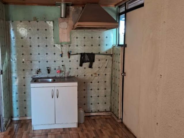 Se vende casa 4 dormitorios y 1 baño, 2 estacionamientos, ubicada en Diagonal las Termas Chillán. 4 dormitorios por 85000. 00 en Chillán