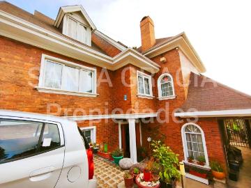 SE VENDE AMPLIA CASA EN LA SERENA