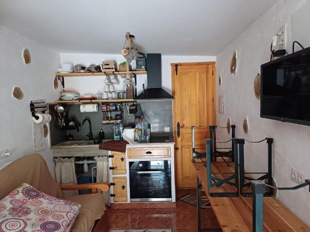 SE VENDE CASETA EN CHOVAR CON LUZ Y AGUA