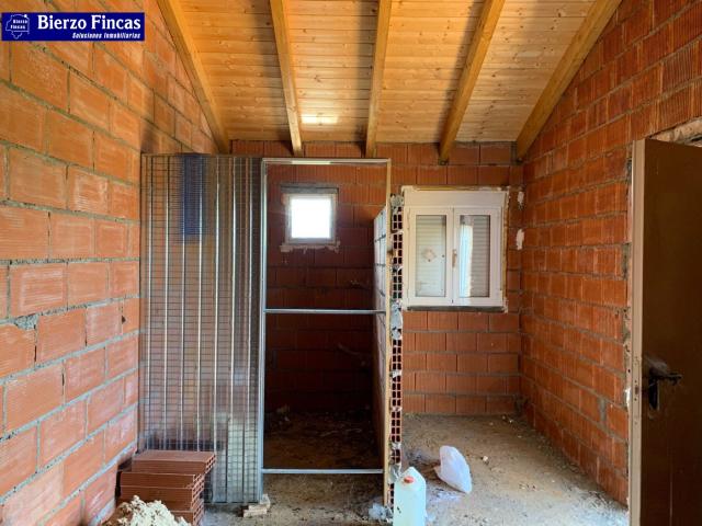 SE VENDE FINCA RÚSTICA CON CASITA EN LA ZONA DE BEMBIBRE
