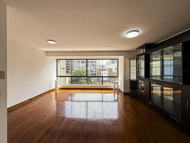 Se Vende Centrico Dpto En Miraflores Con Vista A La Calle En Primera Cuadra De Colon