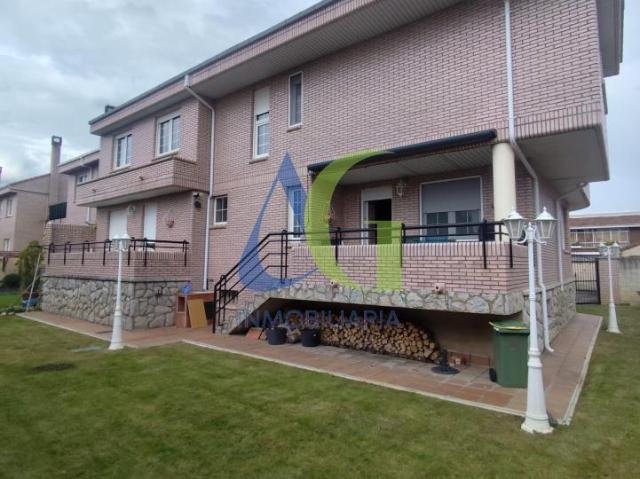 Se vende chalé de siete habitaciones en urbanización cerrada en Villarrodrigo de las Regueras León