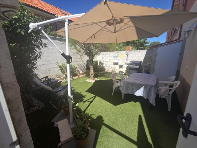 Se vende chalet adosado en Benamariel, en urbanización con piscina, dos plantas, amueblado, cocina, salón, 3 hab 2 baños, trastero y cochera