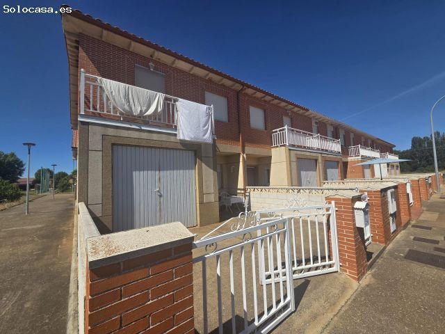 Se vende chalet adosado en Benamariel, en urbanización con piscina, dos plantas, amueblado, cocina