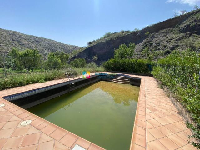 Se vende chalet de dos plantas con 5 dormitorios, 2 salones. 434m² Lúcar