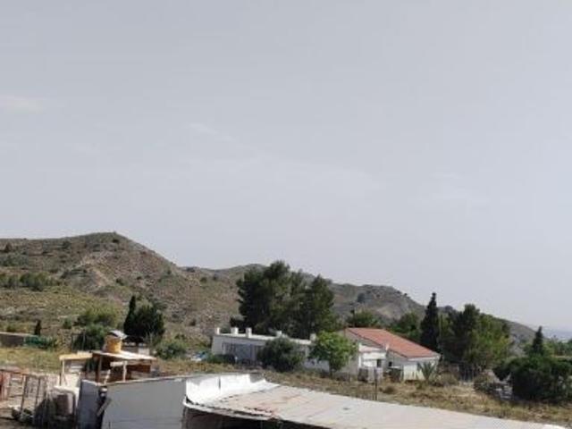 SE VENDE CHALET EN MUY BUENA ZONA PEGADO AL PUEBO Y A 20 MINUTOS DE ALICANTE