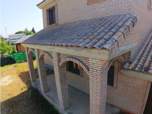 se vende chalet independiente en la urbanización de Villadangos del paramo, con 5 habitaciones, 3 baños, cochera para do